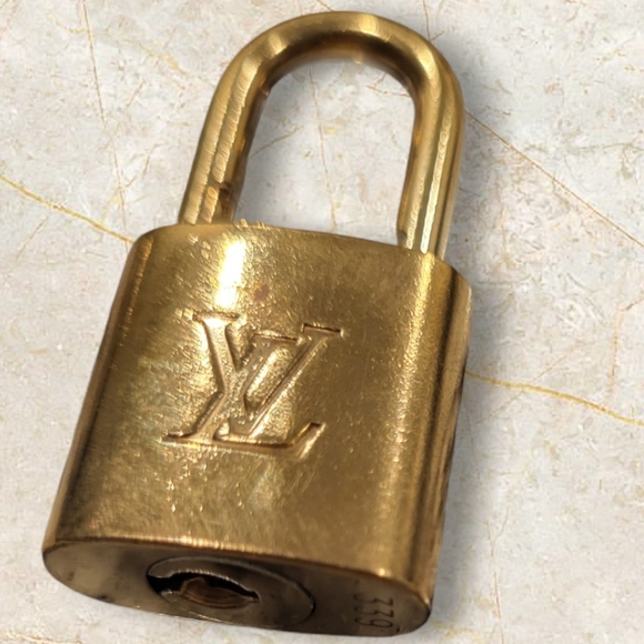 Louis Vuitton Lock and Key #339 Add a touch of luxury to your collection - Picture 5 of 6